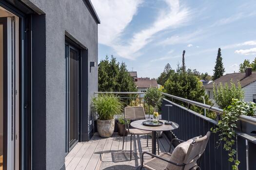 Sonnige Dachterrasse (virtuell möbliert)