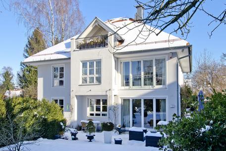 Lichte Villa mit charmantem Wohnambiente, offenem Kamin und schönem Garten