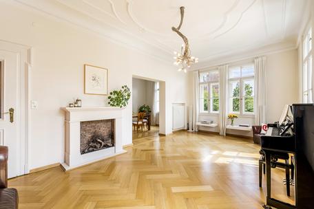 Lichterfüllte 4-Zimmer-Altbau-Wohnung von 1900 mit Balkon