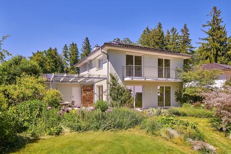 Lichterfüllt, naturnah und nachhaltig: Einfamilienhaus oberhalb des Sees mit zauberhaftem Garten
