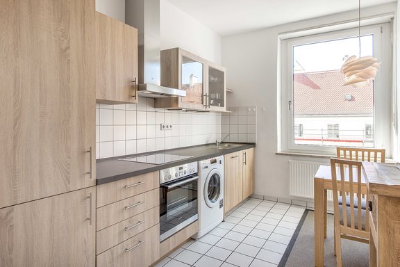 Moderne Einbauküche mit hellen Fronten