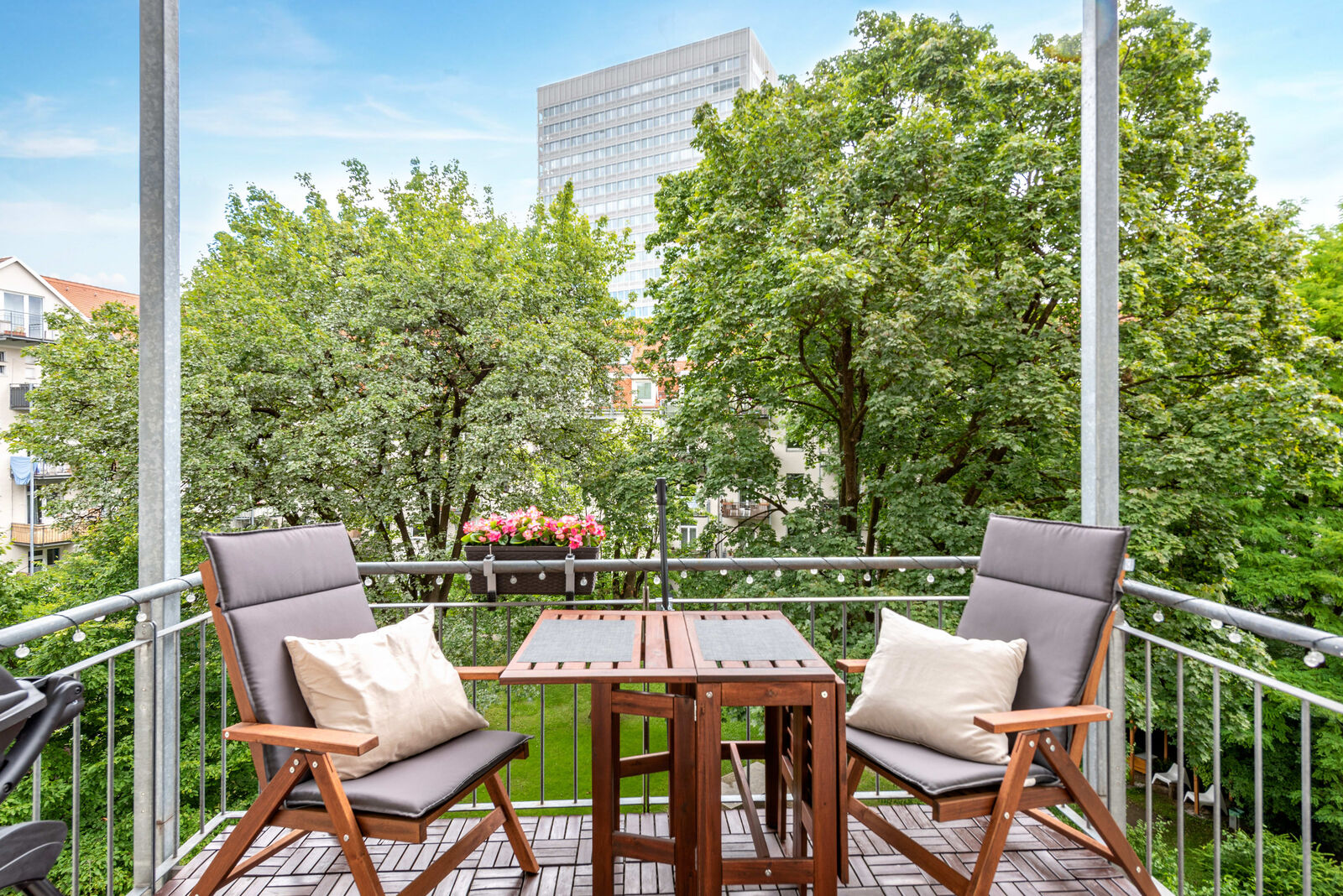 Sonniger Balkon zum Innenhof