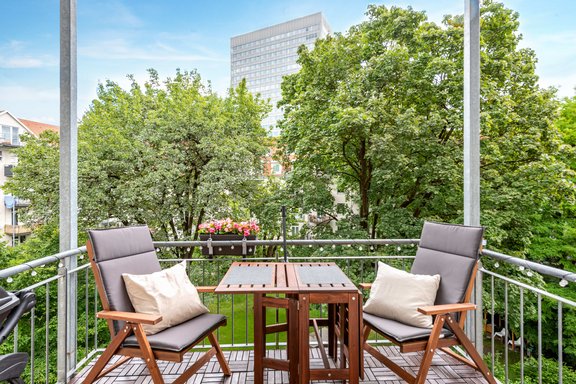 Sonniger Balkon zum Innenhof