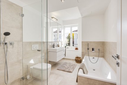 Modernes Tageslicht-Bad