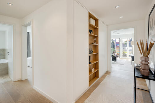 Made-to-measure fixtures in the hallway