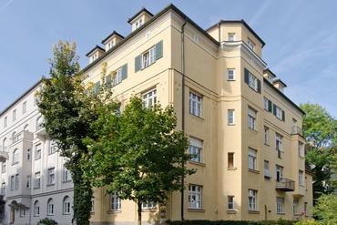 Light-filled 3-room attic apartment with cosy loggia