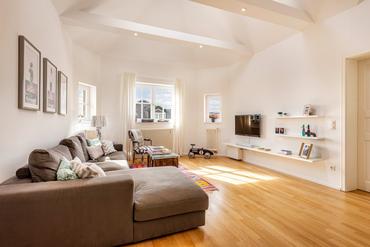 Light-filled 3-room attic apartment with loggia