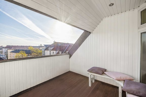 Sonnige Loggia mit Aussicht