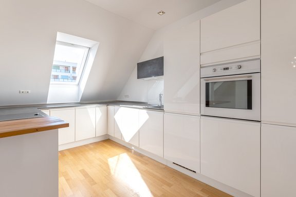 Moderne weiße Einbauküche