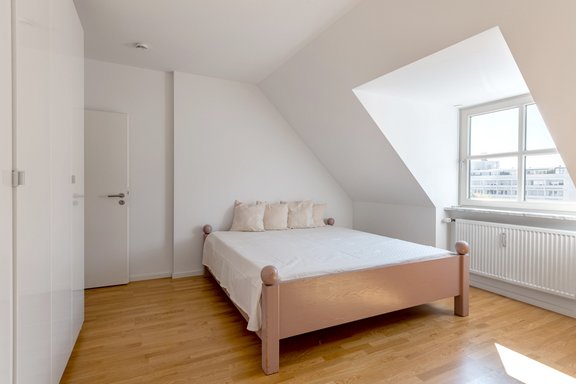 Schlafzimmer mit großer Schrankfläche