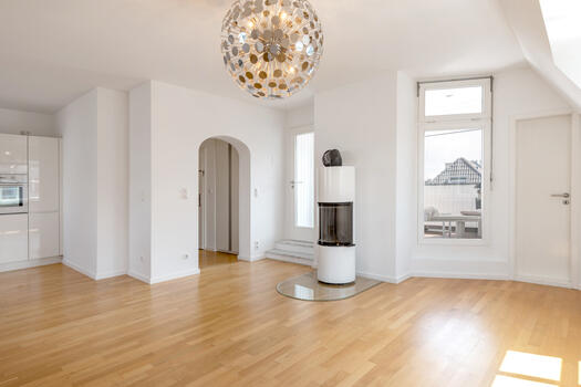 Floor to ceiling windows to the loggia
