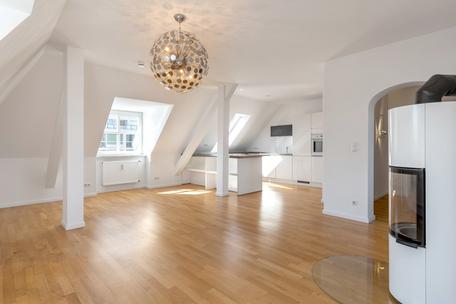 Lichterfüllte 3-Zimmer-Dachgeschosswohnung mit Süd-Ost-Loggia