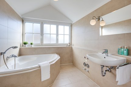Main bathroom with bathtub