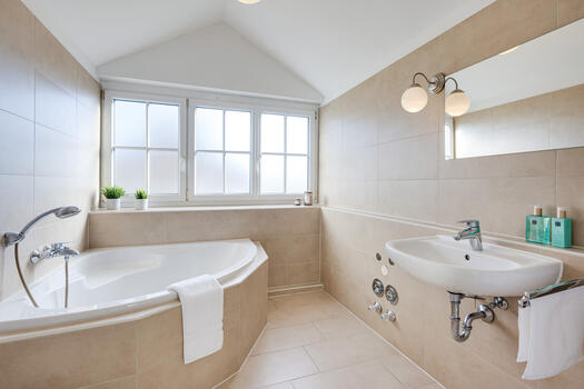 Main bathroom with bathtub