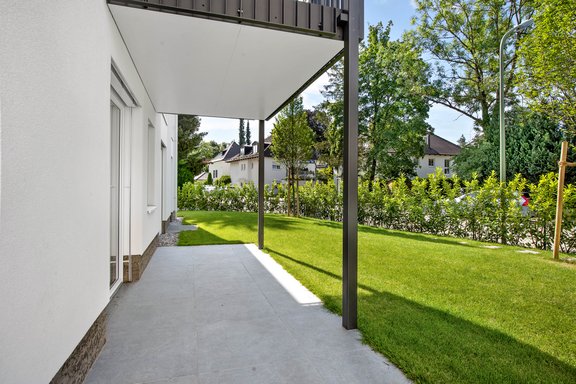 Terrasse und Garten nach Süden