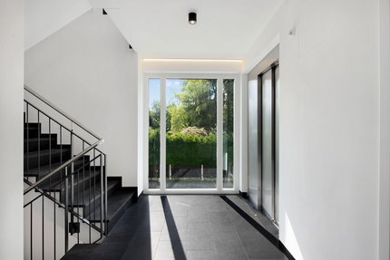 Lichterfülltes Treppenhaus mit Lift