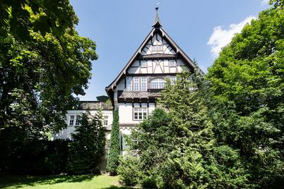 Light-filled 3-room maisonette apartment in magnificent half-timbered villa from 1898