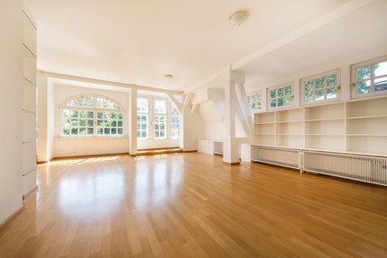 Lichtdurchflutetes Wohnzimmer