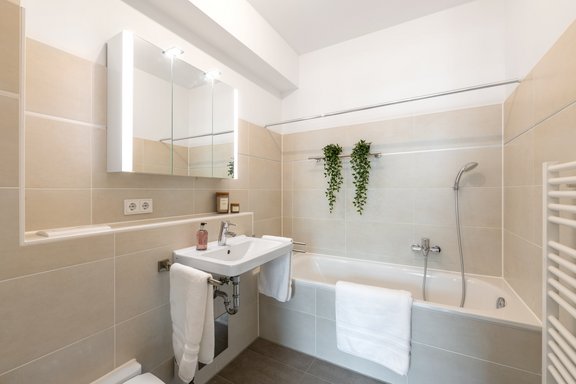 Zwei zeitlos-moderne Bäder