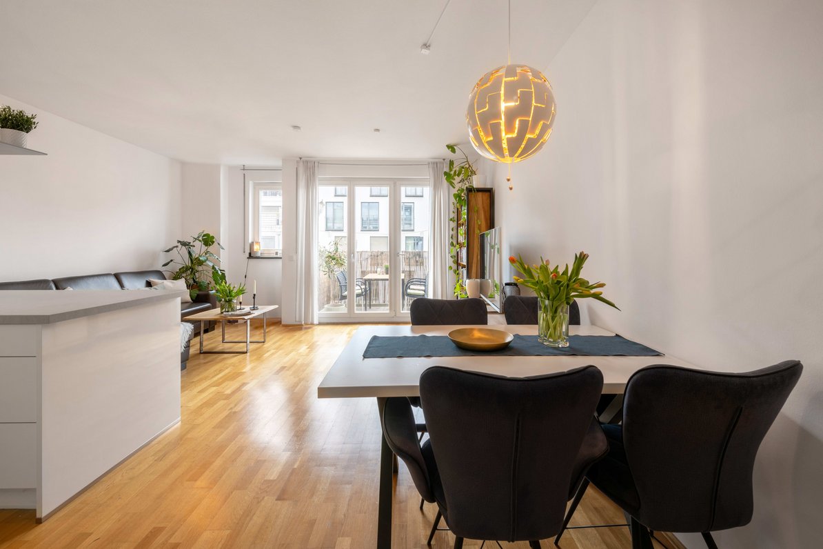 Spacious living / dining room