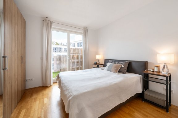 Schlafzimmer mit Ostbalkon