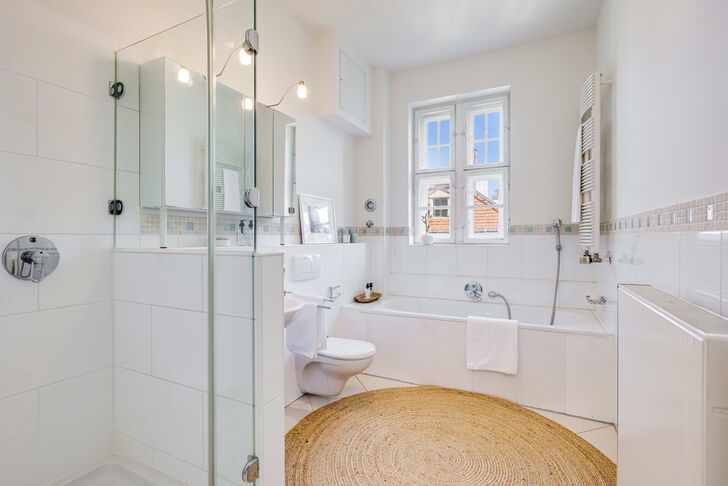 Zeitlos-modernes Bad mit Wanne und Dusche