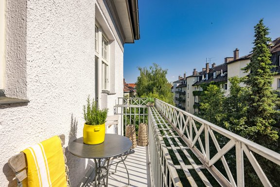Charmanter City-Balkon mit Blick in Baumkronen
