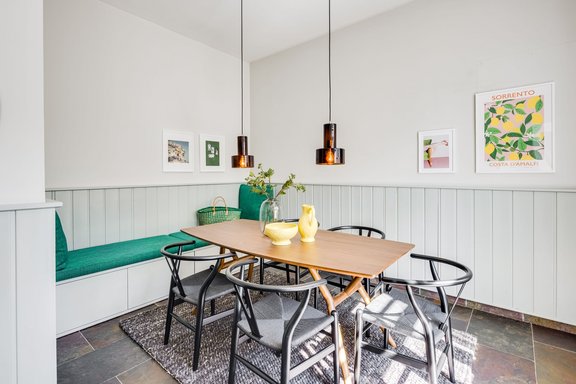 Paneelierte Wände und eine Sitzbank vermitteln Behaglichkeit