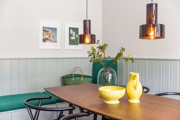 Gemütliche Essecke mit eingebauter Sitzbank