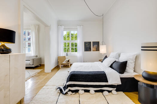 Ideal geschnittenes Schlafzimmer mit Blick in eine Baumkrone