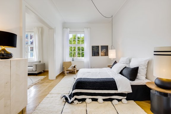 Ideal geschnittenes Schlafzimmer mit Blick in eine Baumkrone