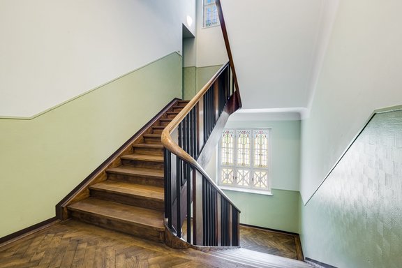 Historisches Treppenhaus mit Lift