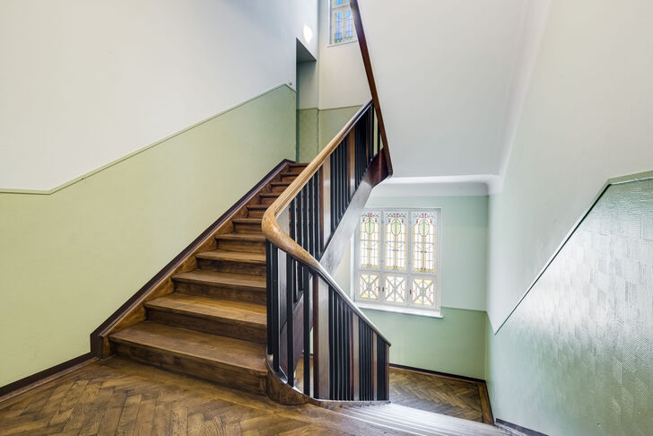 Historisches Treppenhaus mit Lift
