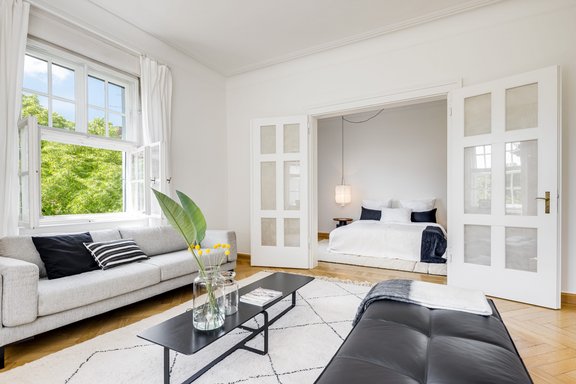 Eine stilvolle Flügeltür gliedert die Räume