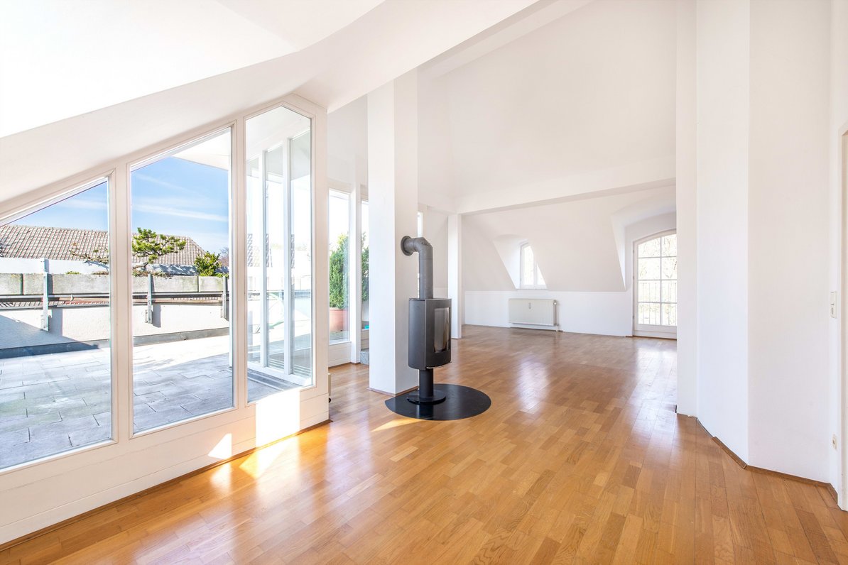 Großzügiges Wohnzimmer mit Terrassenzugang