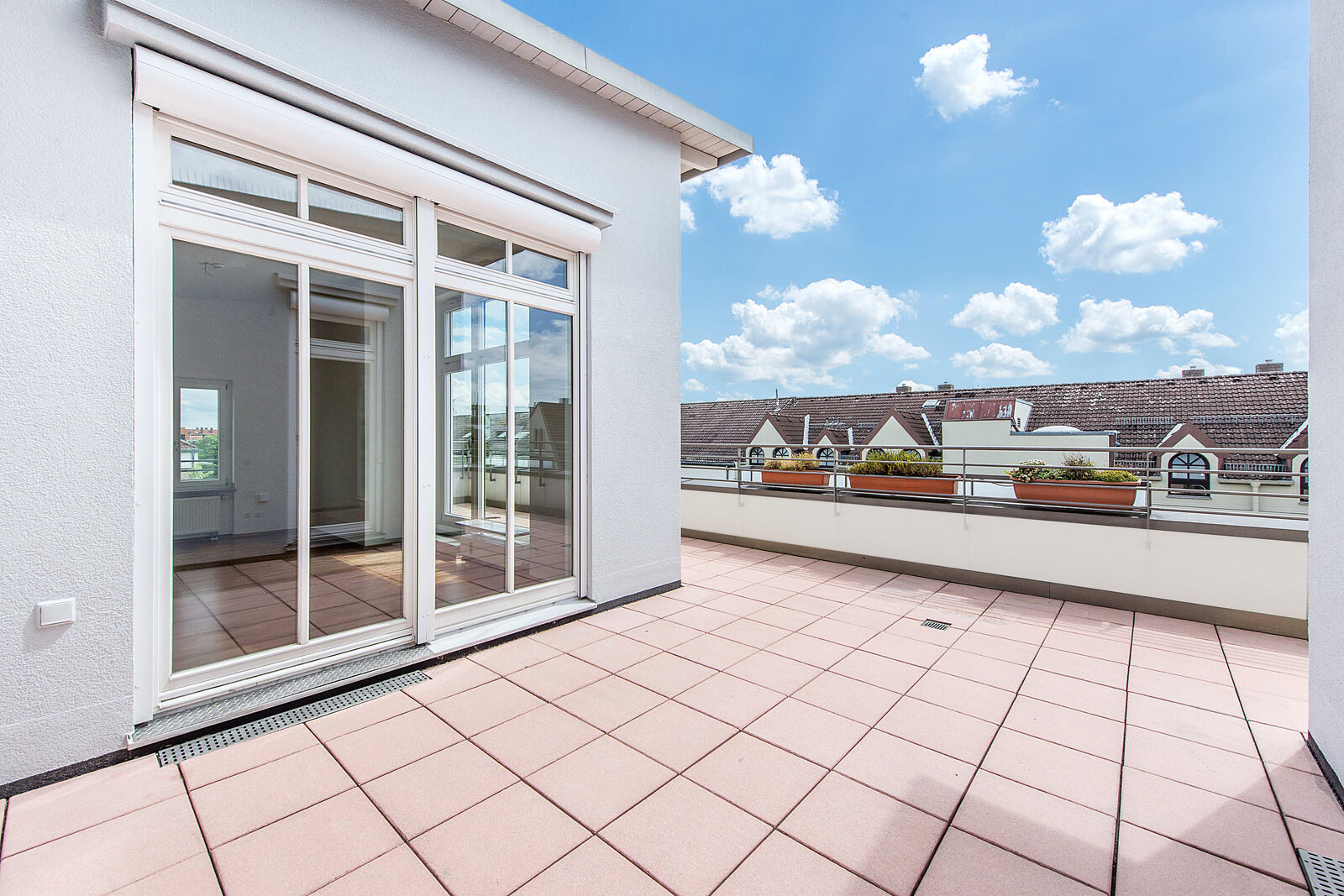 Sonnige Dachterrasse im Atriumstil