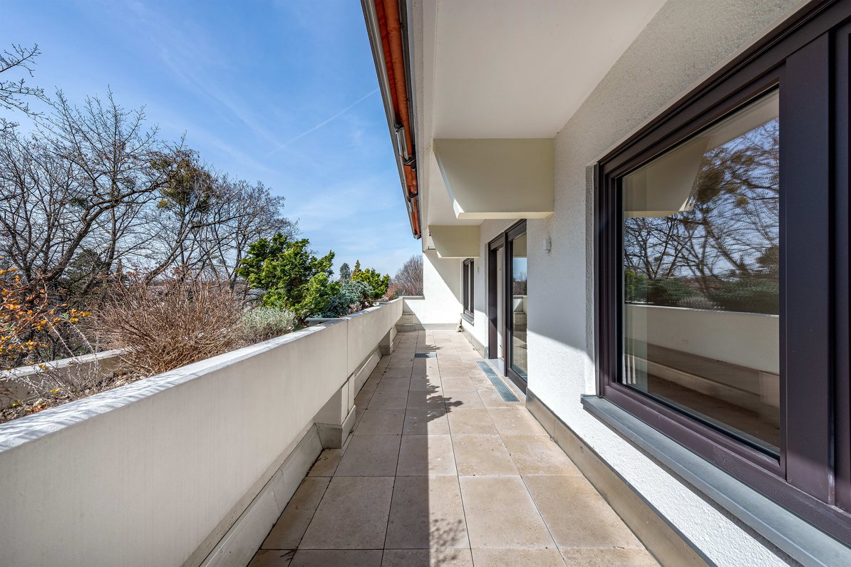 Balcony with view into the green