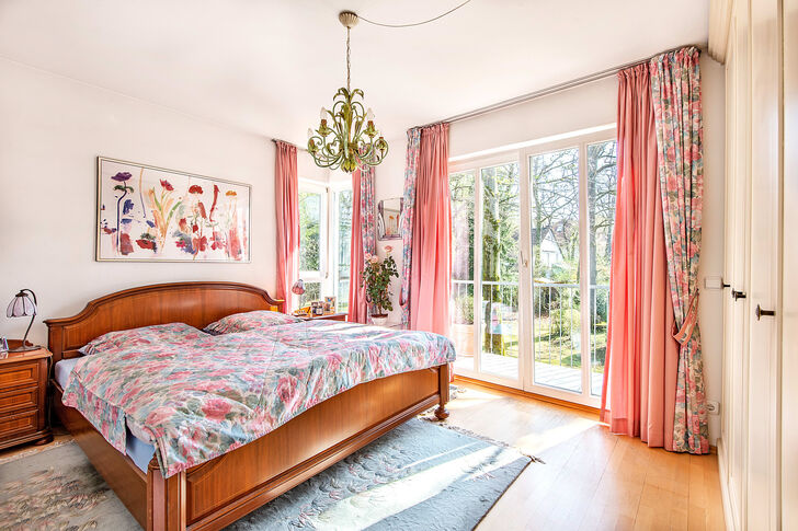 Schlafzimmer mit Ostbalkon