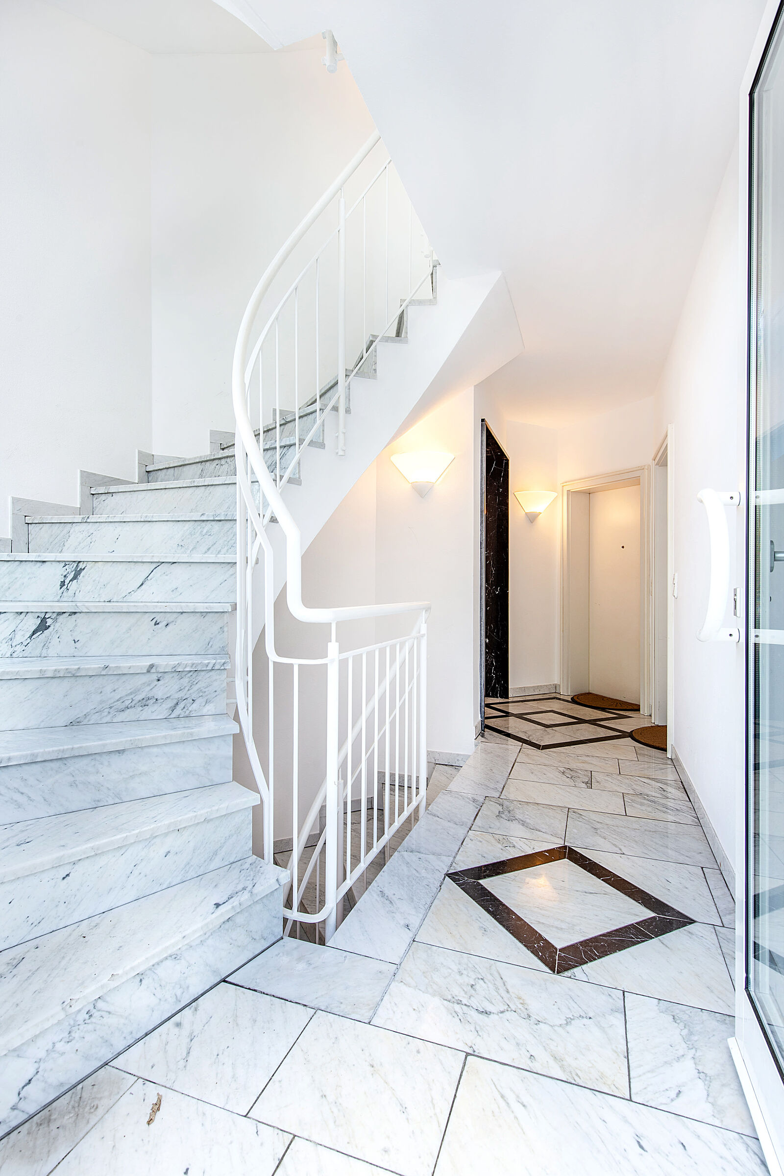 Hauseingang mit Treppenhaus und Lift