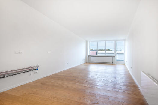 Großzügige Wohnküche mit Zugang zum Balkon