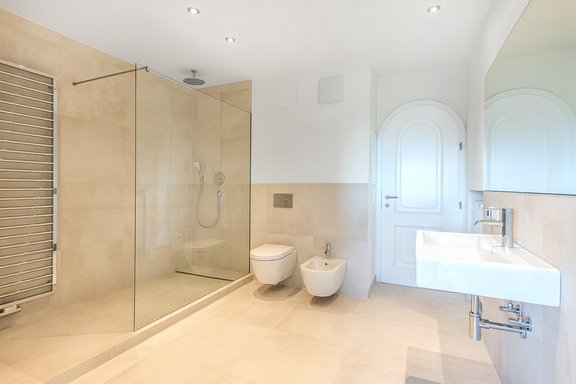 Modernes Badezimmer mit Dusche