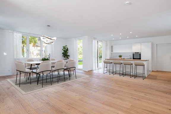 Lichterfüllter Wohnbereich (Virtuell möbliert)