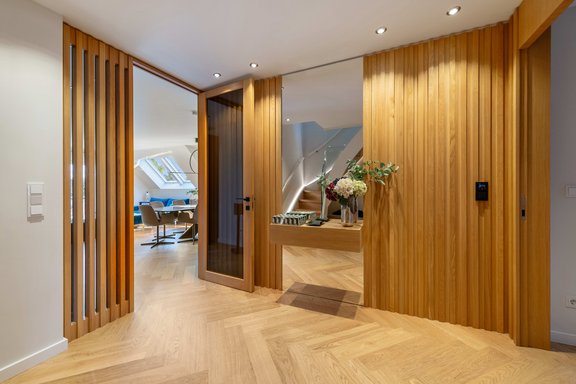 Stilvoller Flur mit maßgefertigten Wandverkleidungen