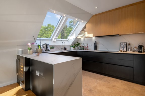 Schreiner Küche mit Dampfgarer und Weinkühlschrank