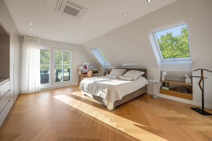 Lichterfülltes Masterschlafzimmer