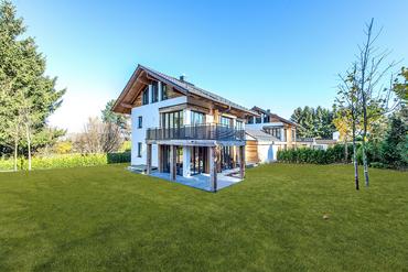 Light-filled architect villa with generous space and noble equipment