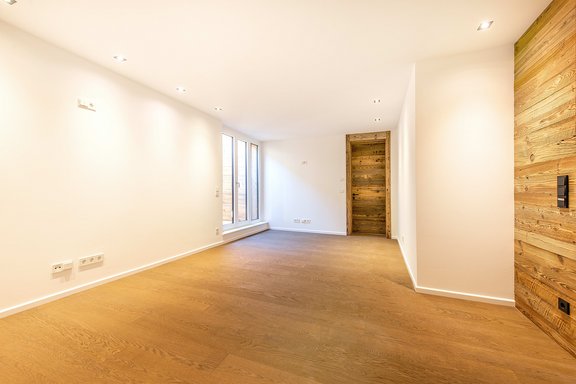 Fitnessraum mit angrenzendem Duschbad