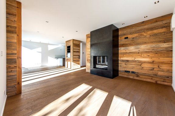 Moderner Wand-Kamin im Wohnbereich