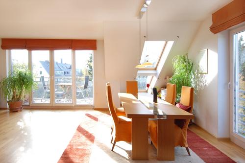 Lichterfüllte Dachgeschoss-Wohnung mit sonniger Südterrasse und schönem Westbalkon