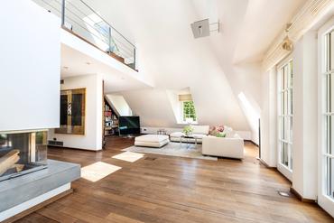 Lichterfüllte Dachterrassen-Maisonette mit exklusiver Ausstattung in Villenlage